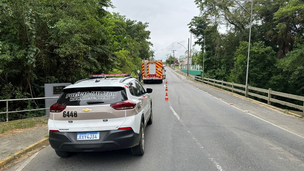 Colisão fatal: motociclista morre após colidir contra meio-fio de ponte em Timbó