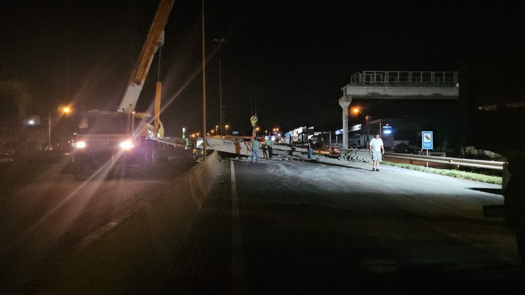 Trânsito da BR-480, em Chapecó, onde houve a queda da passarela, deve ser normalizado durante a madrugada