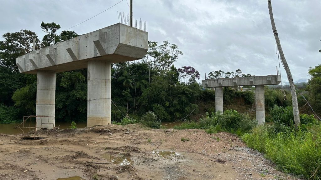 Estrutura da ponte sobre o rio. (Créditos: Fábio Ferrari / Misturebas News)
