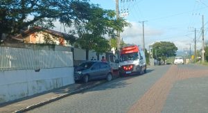 Motorista perde a direção e colide contra muro em Timbó