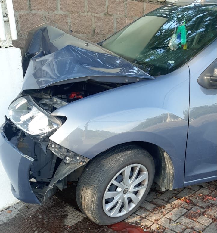 Motorista perde a direção e colide contra poste em Timbó