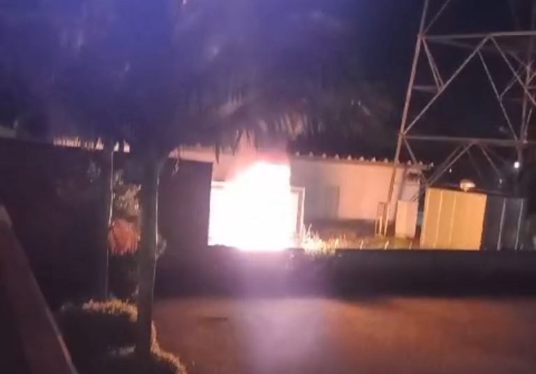 Usuários de drogas ateiam fogo em fios ao lado da torre de telefonia em Timbó