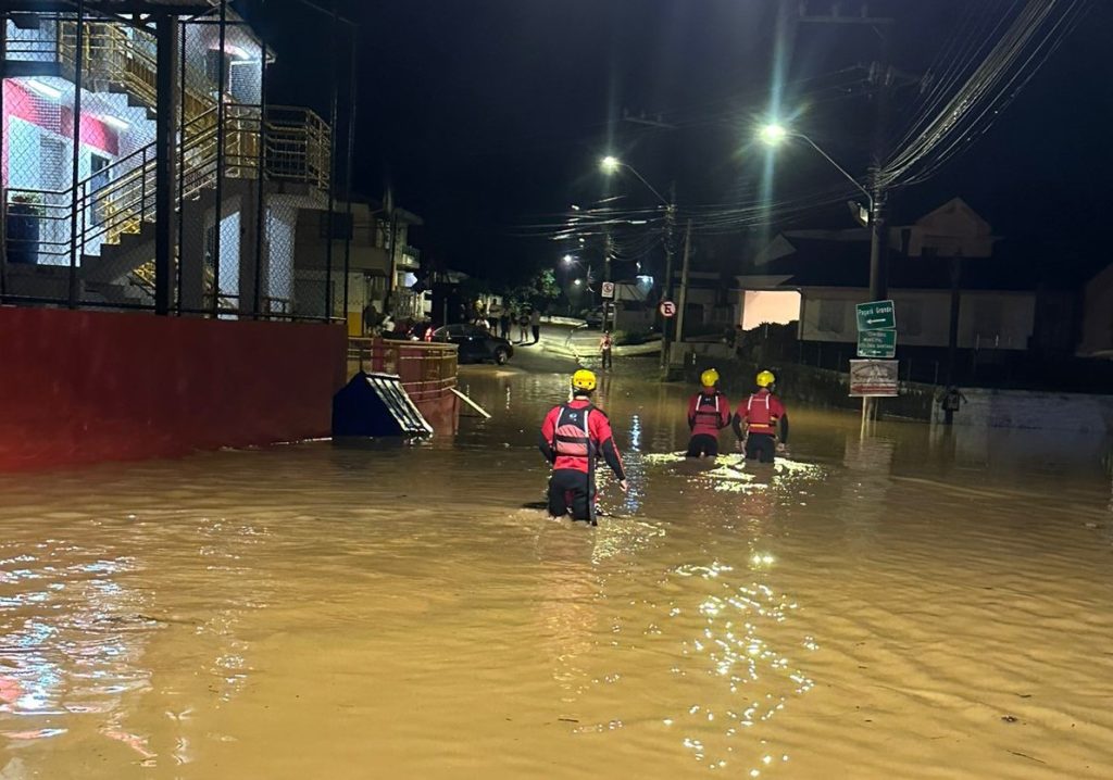 Santa Catarina registra cidades afetadas pelas chuvas; adolescente morre em São Pedro de Alcântara