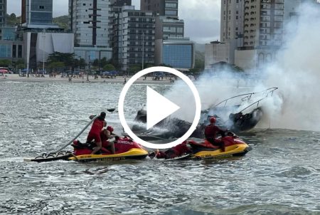 Embarcação com 8 pessoas a bordo pega fogo em Balneário Camboriú