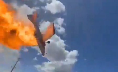 Tragédia no céu chileno: avião de combate a incêndios explode após colidir contra poste