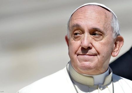 Papa Francisco pede proibição global da maternidade por barriga de aluguel, chamando-a de 
