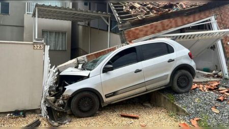 Veículo desgovernado colide contra muros de residências no Bairro Dom Joaquim, em Brusque