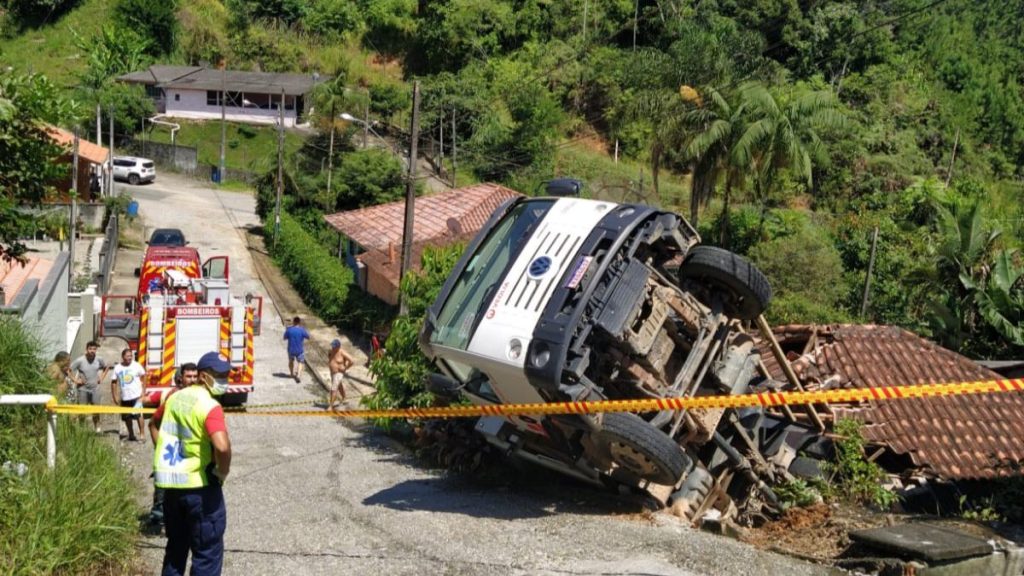 Após caminhão cair sobre telhado de casa em Brusque, mãe e filha de 10 anos ficam feridas