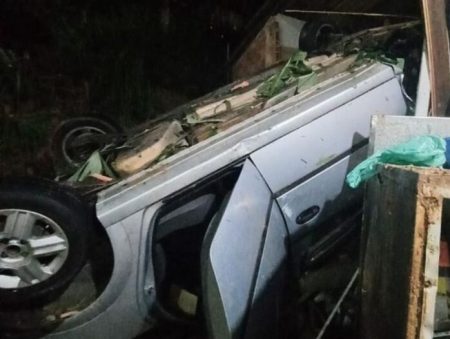 Motorista sem habilitação fica ferido após carro capotar e colidir contra 3 casas em Itajaí 