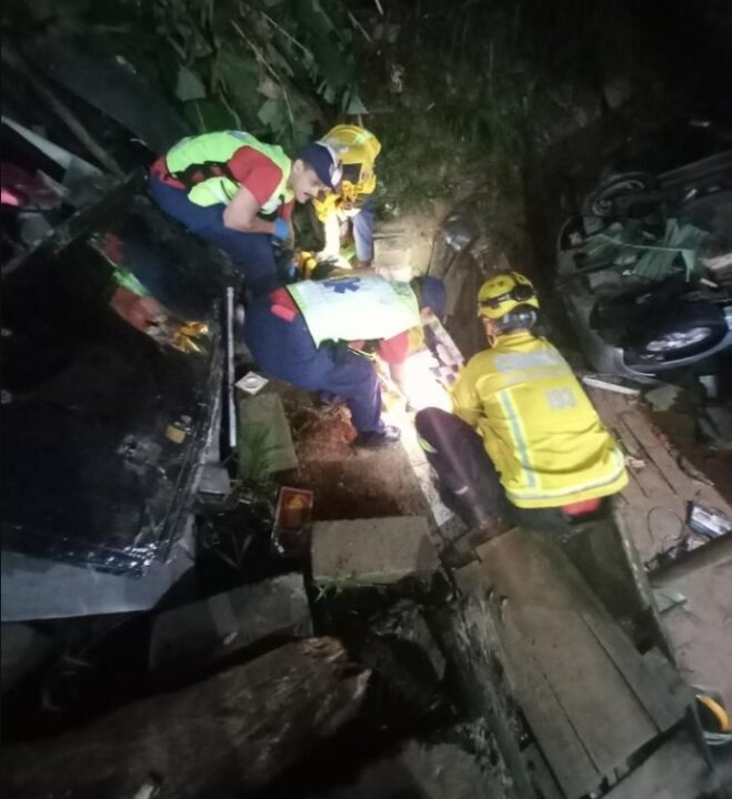 Motorista sem habilitação fica ferido após carro capotar e colidir contra 3 casas em Itajaí 