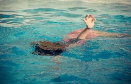 Adolescente quase morre afogada após ter cabelo preso nos fundos da piscina em SC