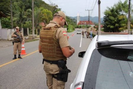 Operação em Timbó: PM realiza 3 prisões e 20 documentos são retidos para regularização