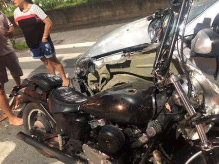 Múltiplas colisões entre carros e motos deixam 2 feridos em Indaial
