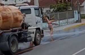 Na tarde de quarta-feira, 17 de janeiro, um incidente envolvendo servidores públicos da cidade de Rodeio, no Médio Vale do Itajaí, ganhou destaque nas redes sociais. O vídeo mostra um caminhão-pipa (água) estacionado na rua Carlos Moser, próximo ao Itoupava Atacadão, no Centro da cidade. Em determinado momento, as mulheres, ao fundo, riem, e é possível ver parte da mangueira do caminhão sendo usada pelos servidores para limpar a calçada. Nas redes sociais, a situação foi interpretada como os servidores 