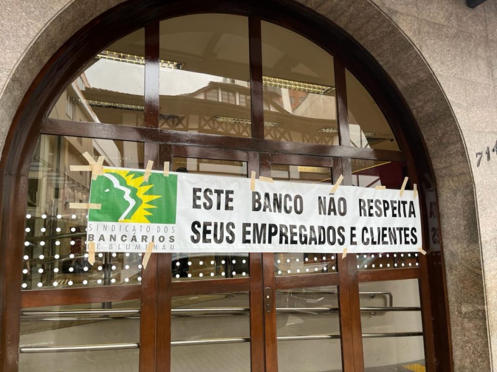 Sindicado dos Bancários fecham agência em Blumenau por falta de Ar Condicionado