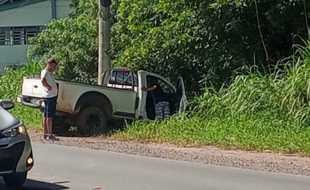 Condutor de Pick-up colide contra poste em Timbó