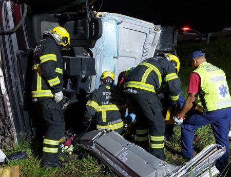 Capotamento de carreta na BR-470 deixa condutor com o pé preso nas ferragens em Blumenau