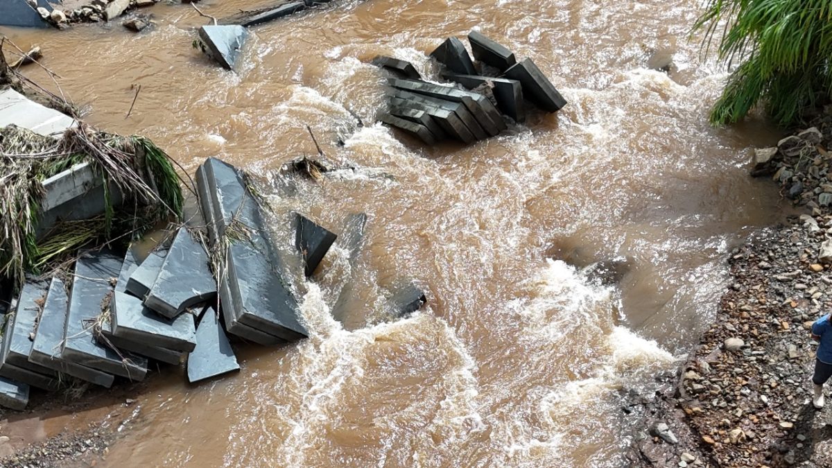 Ponte de concreto em Taió é destruída por tromba d'água 