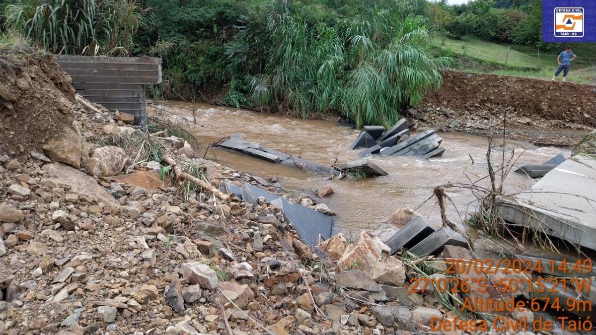 Ponte de concreto em Taió é destruída por tromba d'água 
