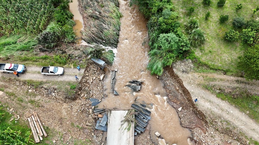 Ponte de concreto em Taió é destruída por tromba d'água