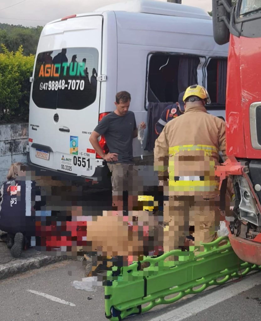 Grave acidente na BR-470 em Apiúna envolvendo van e carreta deixa 3 vítimas