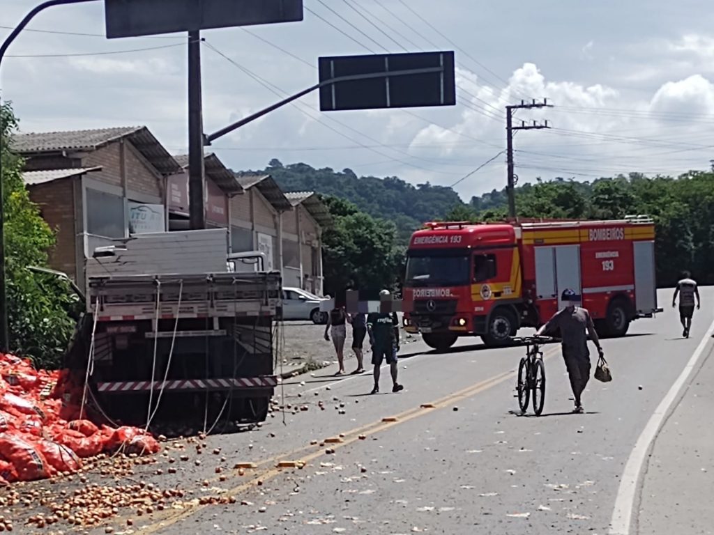 Caminhão colide com poste em Ituporanga após problemas nos freios