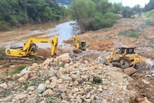 DNIT intensifica aplicação de rochas para recuperar a BR-470 em Rio do Sul