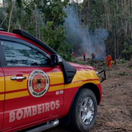 Corpo de Bombeiros Militar de Rio do Sul controla incêndio em vegetação que atingiu área de 10.000 metros²