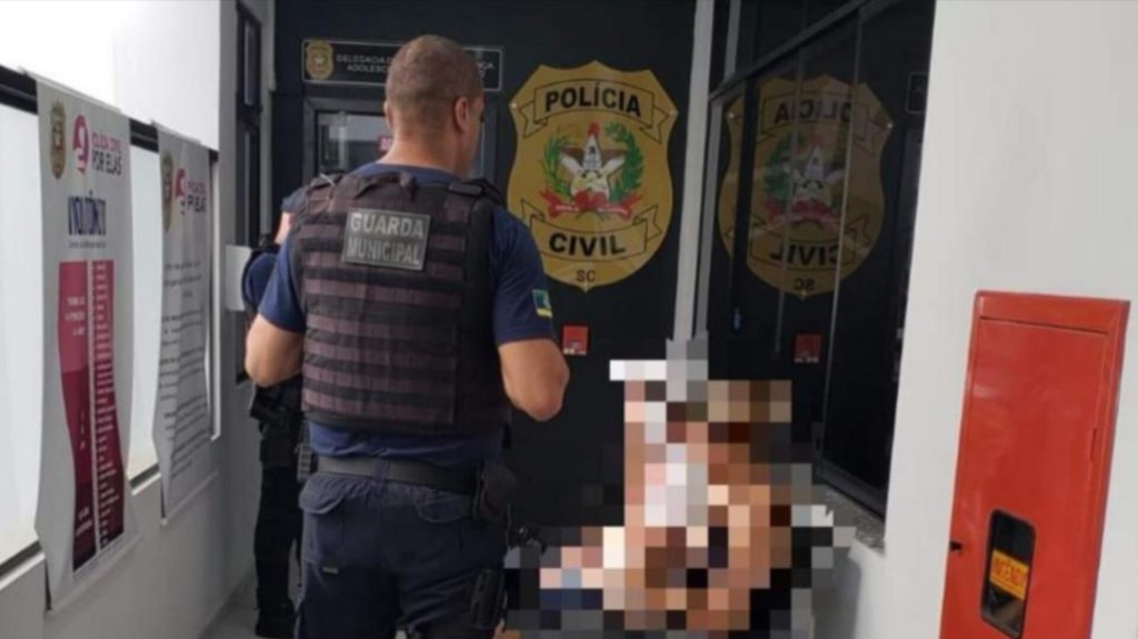 Após denúncia, pai e madrasta são presos por maus-tratos a um menino de 4 anos em Rio do Sul 