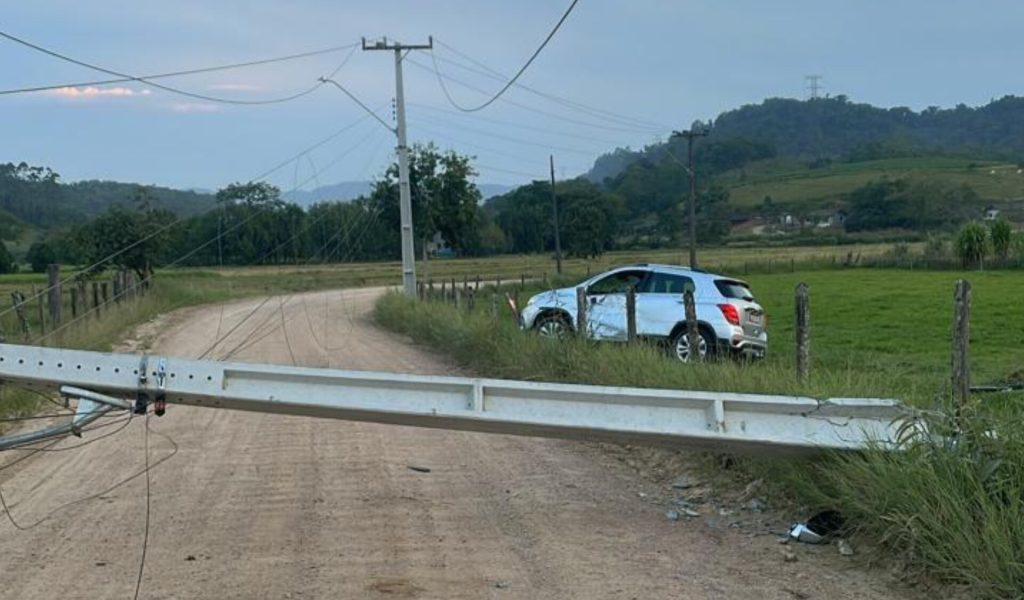 Motorista perde controle em Timbó, e poste cai sobre a via, impedindo passagem nos 2 sentidos