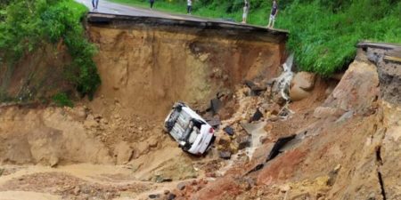 Após asfalto ceder na BR-470, em Rio do Sul, carro com casal de idosos cai dentro de cratera