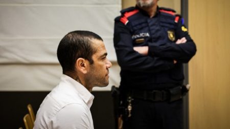 Daniel Alves é condenado a 4 anos e 6 meses de prisão por estupro