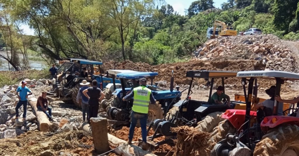 Voluntários resgatam escavadeira que caiu no rio após deslizamento na BR-470 em Rio do Sul