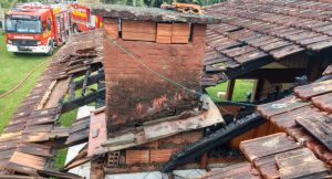 Incêndio atinge telhado de residência próximo à chaminé em Rio do Sul