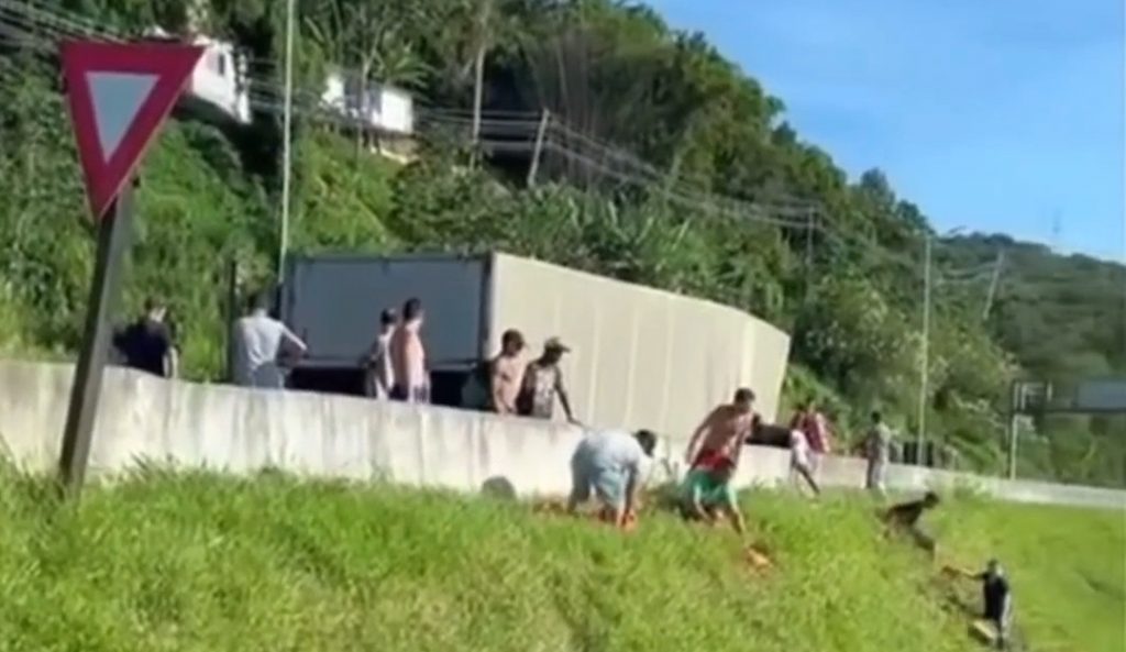 Populares saqueiam cerveja após caminhão tombar na BR-101 em Biguaçu 