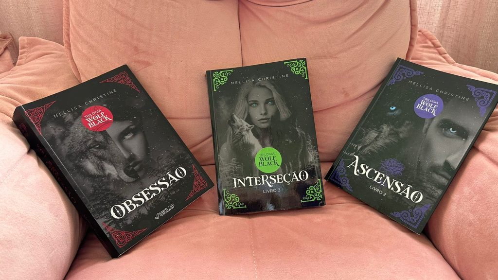 Larissa de Oliveira com seus 3 livros. (Créditos: Fábio Ferrari / Misturebas News)