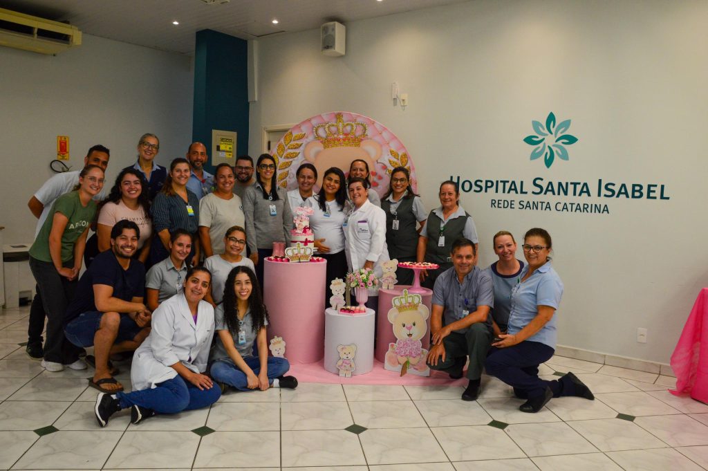 Colaboradores do Hospital Santa Isabel fazem chá de bebê surpresa para funcionária grávida