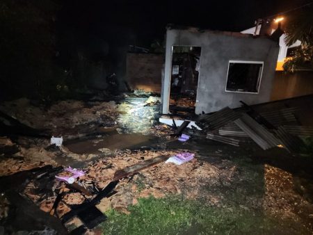 Incêndio devasta residência em Apiúna: Bombeiros trabalham por 3 horas para controlar as chamas