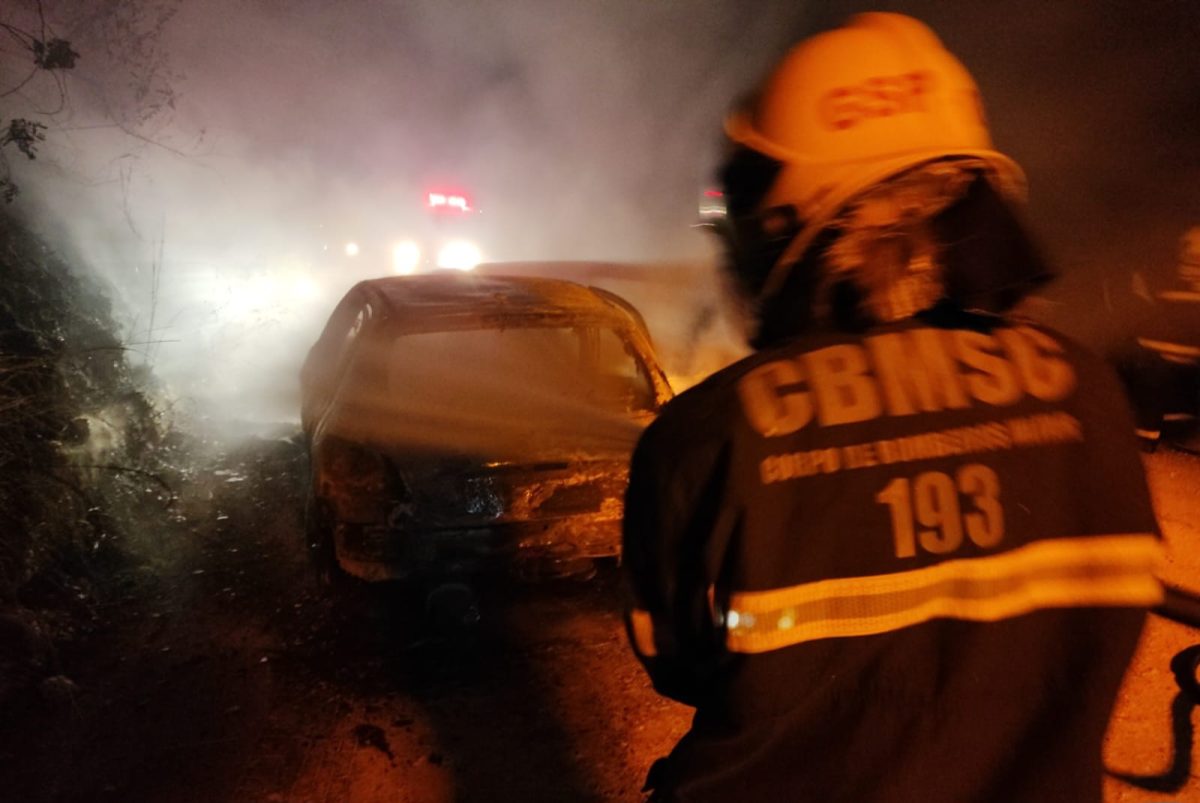 Acidente de trânsito em Brusque resulta em incêndio em 2 veículos 