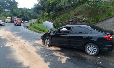 Veículo de Timbó colide contra muro após sair de pista em Rio dos Cedros 