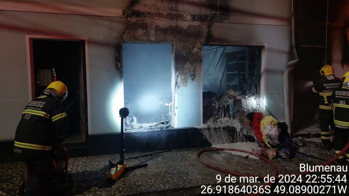 Incêndio em edificação comercial deixa sala completamente destruída em Blumenau 