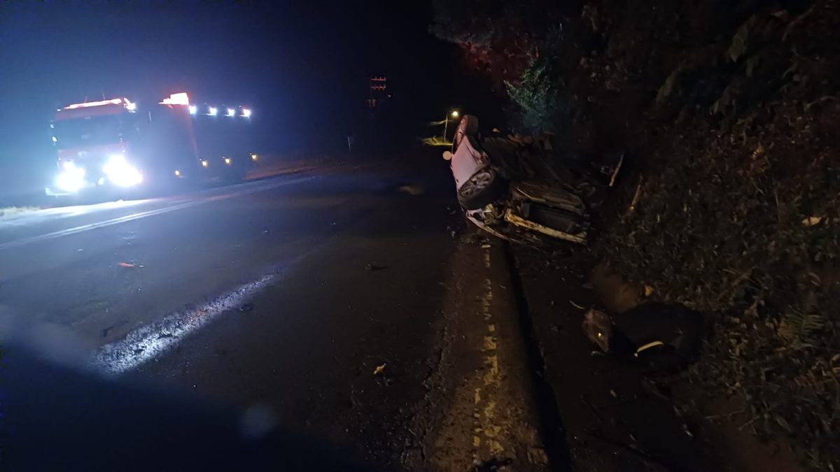 Condutor de 22 anos tem suspeita de fratura após capotamento de veículo em Taió