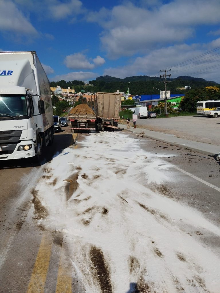 Colisão de veículos em Rio do Sul: condutor pula para fora, sofrendo escoriações