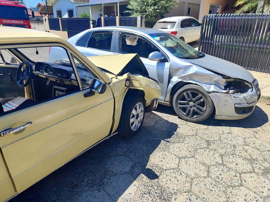 Colisão entre 2 carros em Trombudo Central deixa uma vítima com dores nas costelas
