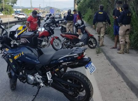 Motocicleta com dispositivo para ocultar placa é flagrada na BR-101 em Itajaí