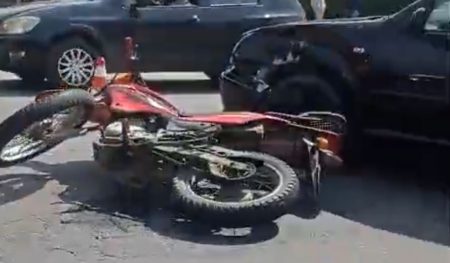 Motociclista sofre traumatismo cranioencefálico em Timbó após colisão contra carro