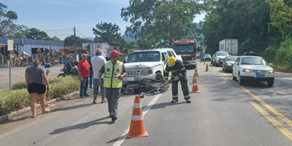 Acidente na BR-470 entre carro e moto deixa vítima com perna ferida em Rio do Sul