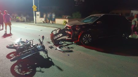 Colisão entre carro e moto em Indaial deixa motociclista ferido 