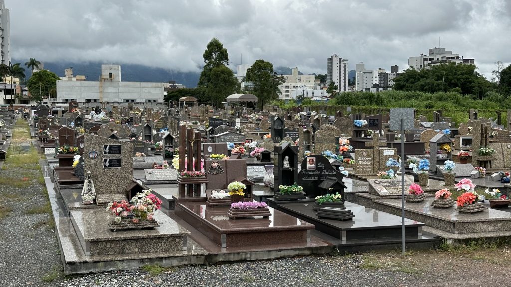 Golpe no cemitério em Indaial: MP quer saber se servidor público agiu sozinho; nº de vítimas sobe para 16