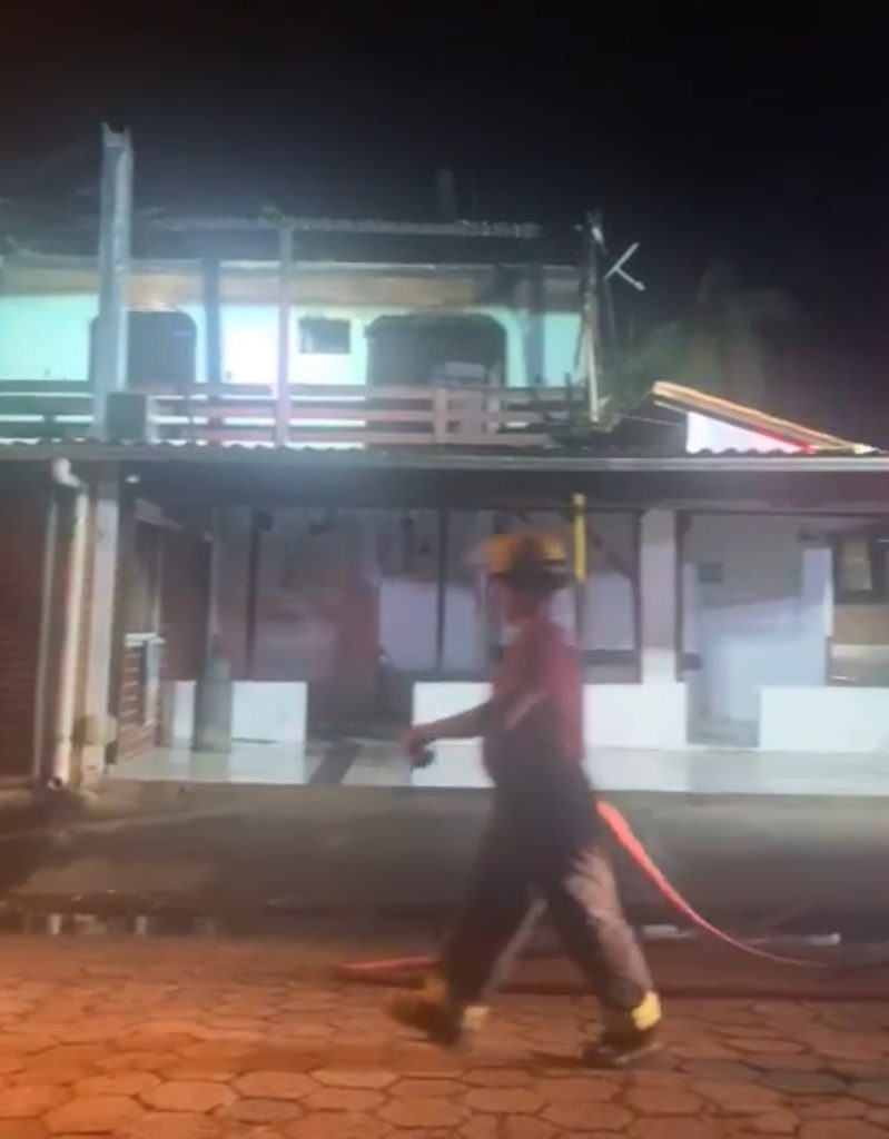 Ex-marido incendeia casa da ex em Indaial com cerveja e facão na mão